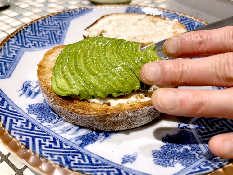 パンの上にはアボカドがたっぷり。