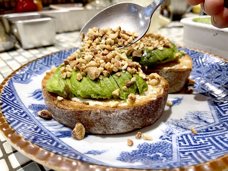 アーモンド、カシューナッツ、くるみ、カボチャの種、コリアンダーシード、クミンホール、塩を混ぜたデュカをたっぷりかける。