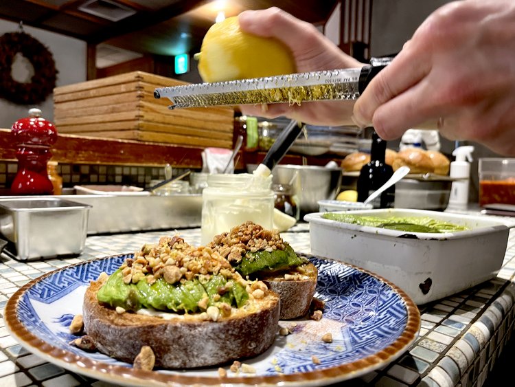 レモンの果皮をすりおろしてパンにのせる。う〜ん、そばにいるだけで爽やかなレモン香りがする。