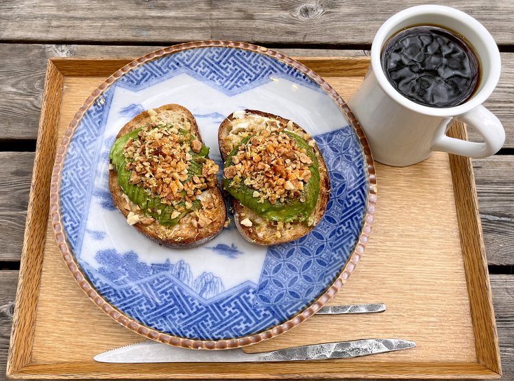 アボカドトースト1450円。モーニングタイムはプラス250円でTODAY’S COFFEEが飲める。