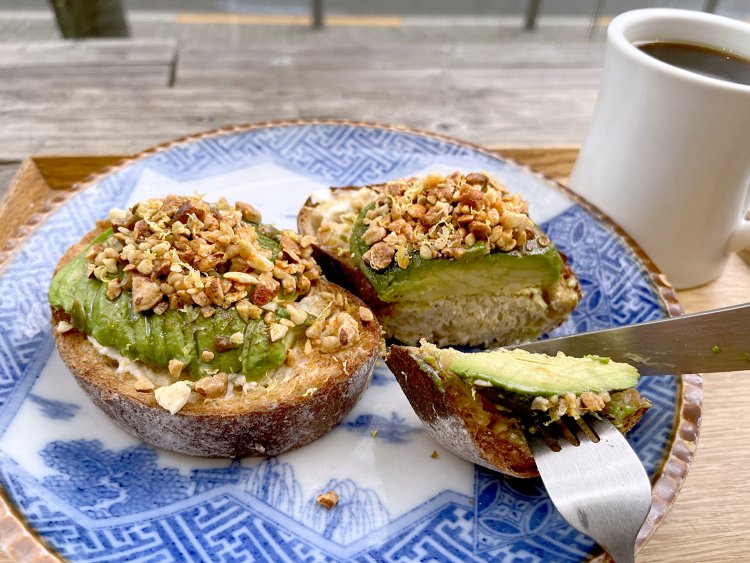 ふんわりしたパン、トロンとしたアボカド、カリッとしたナッツなど食感も楽しい。