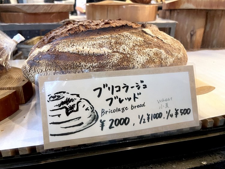 朝食の1番人気・コンビーフエッグベネディクトに使われているパンはこれ。