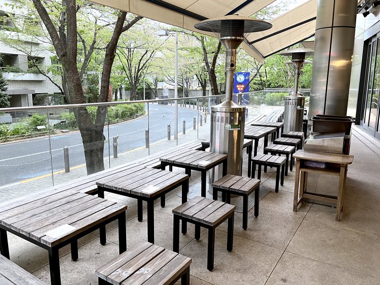 コーヒーを飲みながら季節の移り変わりを感じることができるテラス席。