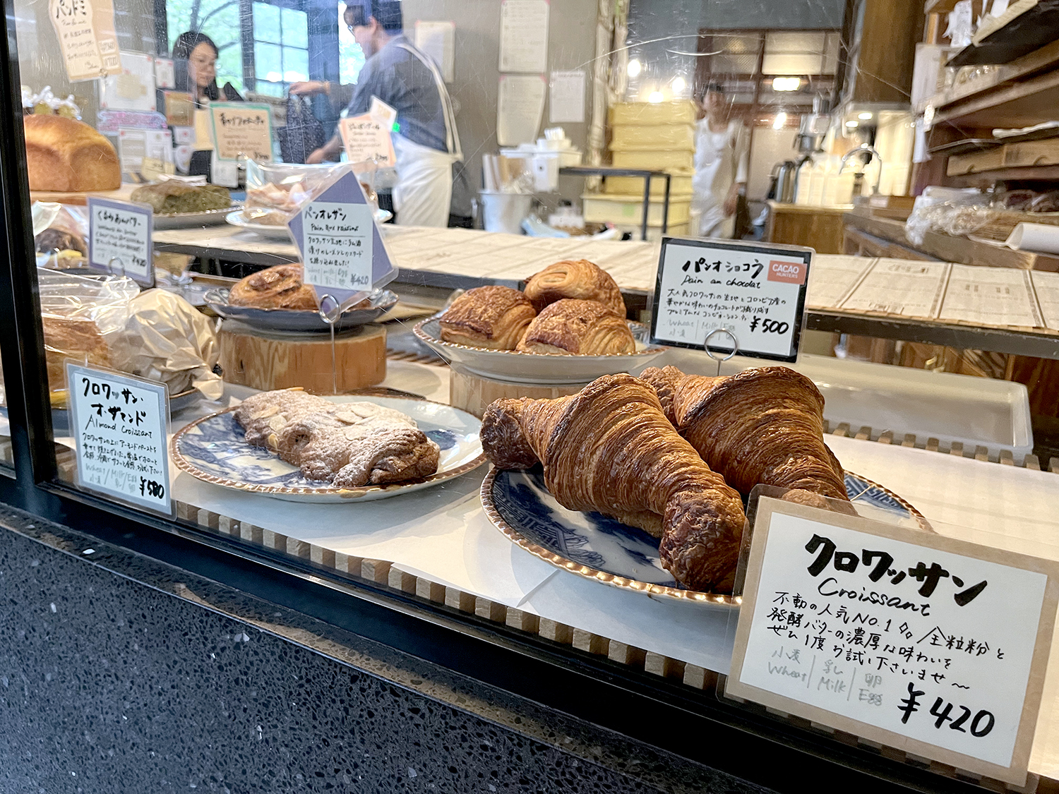 開店と同時に少しずつ陳列台にパンが並び始め、シーズナルメニューを含めると約40種のパンが並ぶ。