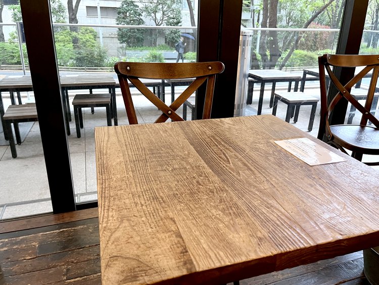 木を基調にした店内はナチュラルで温かみがあり、大きな窓から自然光がたっぷり入る。