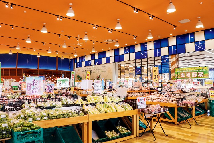   農家だけでなく漁師もみずから商品を持ち込む、大人気の「産直コーナー」。