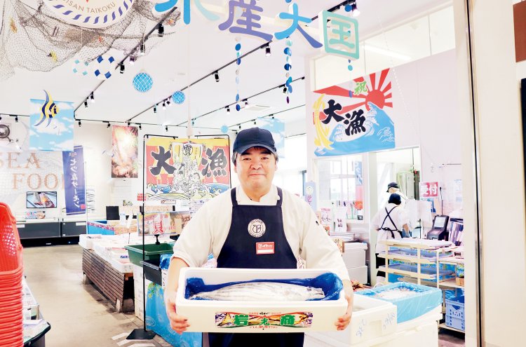 「ホヤ初心者は一番下の部分『へそほや』がおすすめです」と、「水産大国」チーフの尾形浩二さん。