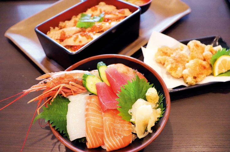 「閖上マリンキッチン」の一番人気「食彩五色丼」（手前）、季節限定「はらこめし」（奥）、「ほや唐揚げ」（右）。