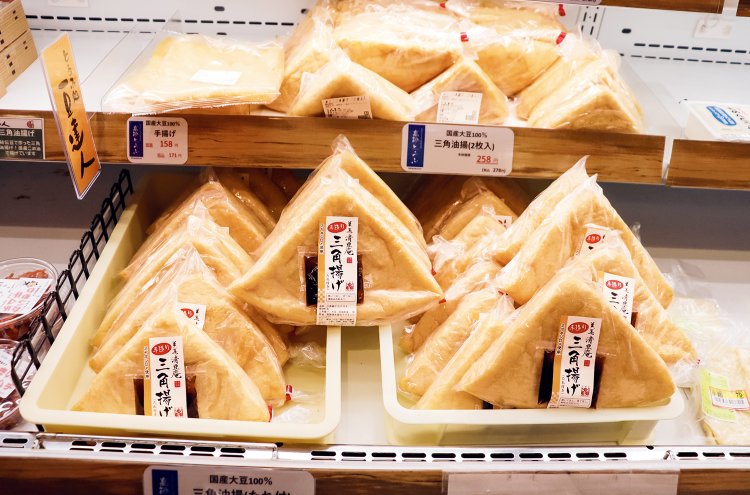 定義山（じょうぎさん）名物により、宮城の油揚げのスタンタードは特大三角形。「三角揚げ」タレ付き（菅野食品）など。