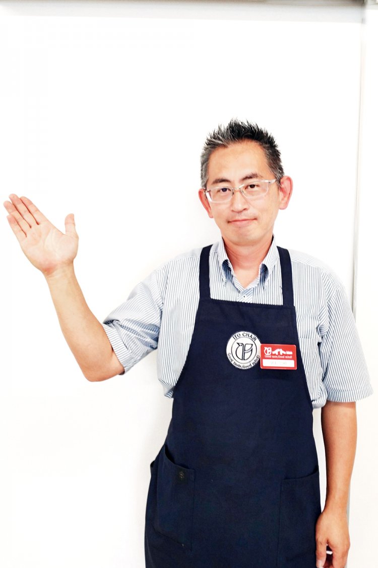 店長の岩崎勝太郎さん。「おすすめしたい『宮城の味』を数多く用意しています！」。