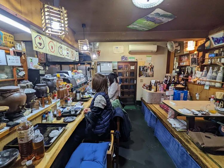 お通しが寿司、点数無視の刺身盛り！入りづらいからこそ、その先に待つ極上酒場／三鷹「むさしの弁慶」