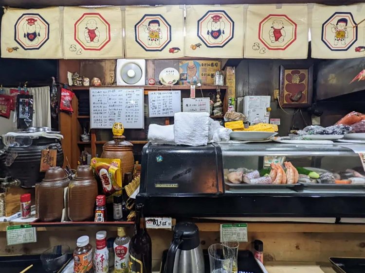 お通しが寿司、点数無視の刺身盛り！入りづらいからこそ、その先に待つ極上酒場／三鷹「むさしの弁慶」