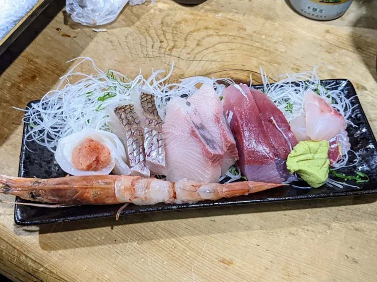 お通しが寿司、点数無視の刺身盛り！入りづらいからこそ、その先に待つ極上酒場／三鷹「むさしの弁慶」