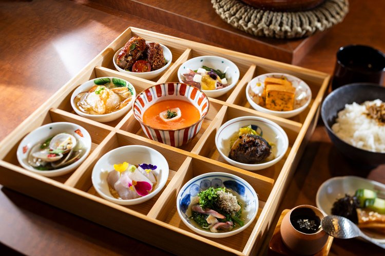 松花堂弁当のような9品にデザートも付く四季の盆彩箱3000円（前日までの要予約）。