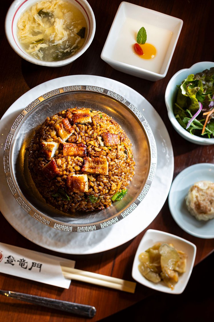 鰻炒飯の休日限定特選ランチ1600円（平日はサラダ、スープ、香物付きで1200円）。