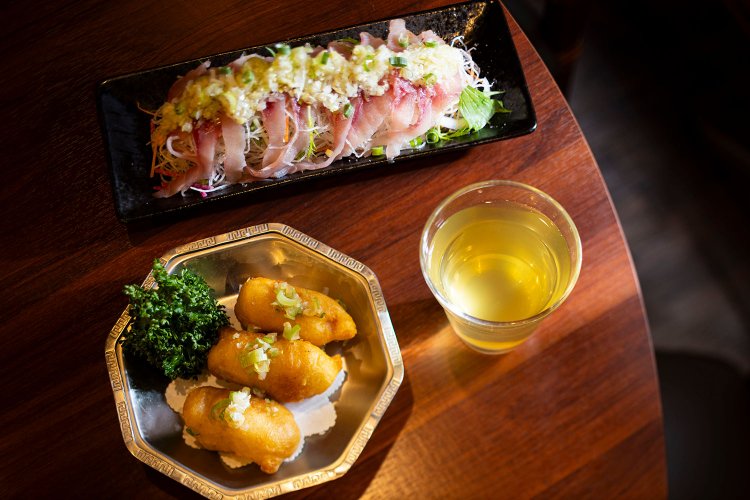 朝〆鯉の中華刺身980円、揚げ鯰紹興酒の香り680円はグランドメニュー。週末なら昼でも食べられる。