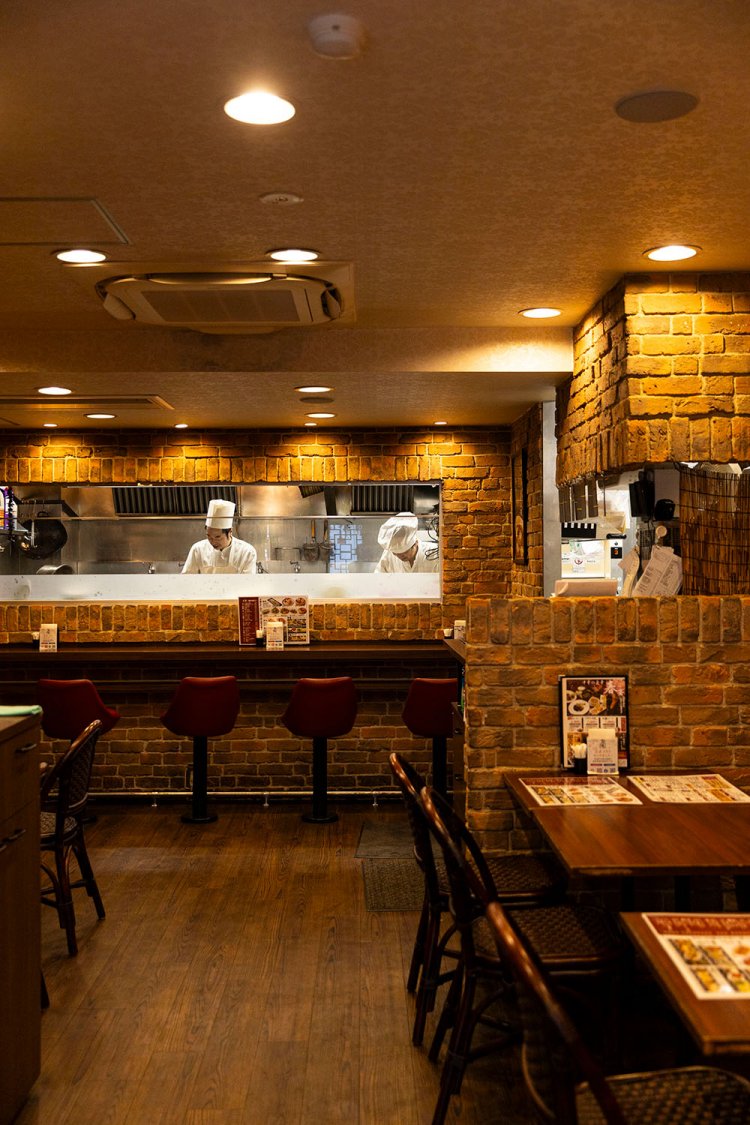 レンガ調の壁がモダンな店内。