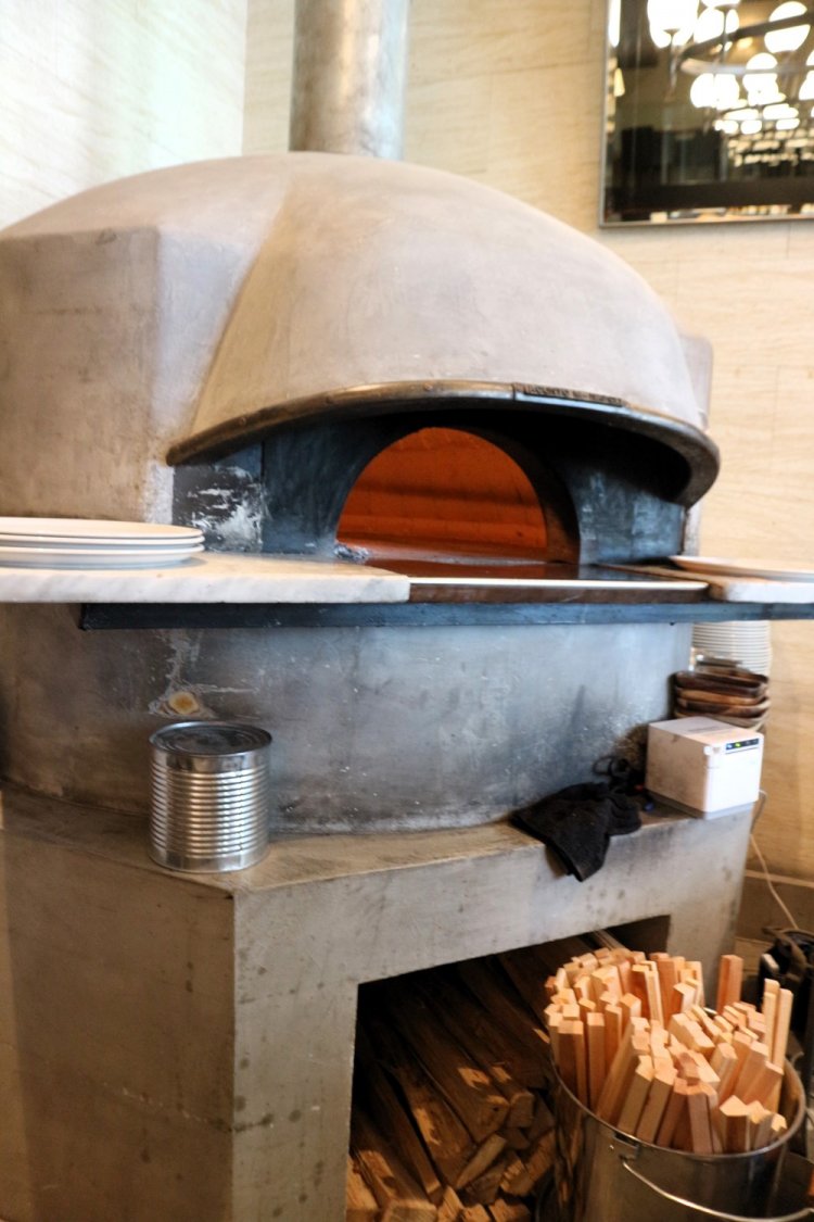 天井まで高々と煙突をのばした姿は迫力満点だ。