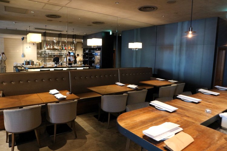 店内奥のバーカウンターは、ワイン一杯からでも立ち寄りやすい雰囲気。