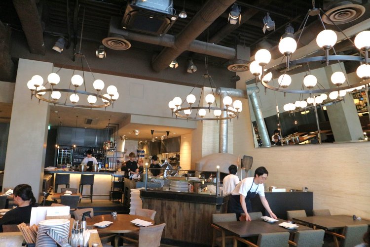 2021年にリニューアルした店内はさまざまなタイプの席があり、幅広いシチュエーションで利用できる。