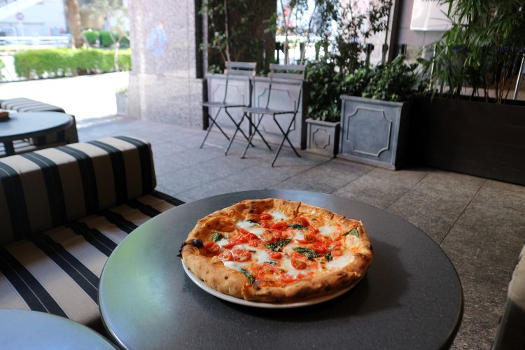 薪窯で焼き上げるMargherita D.O.C.（マルゲリータD.O.C.）2640円。