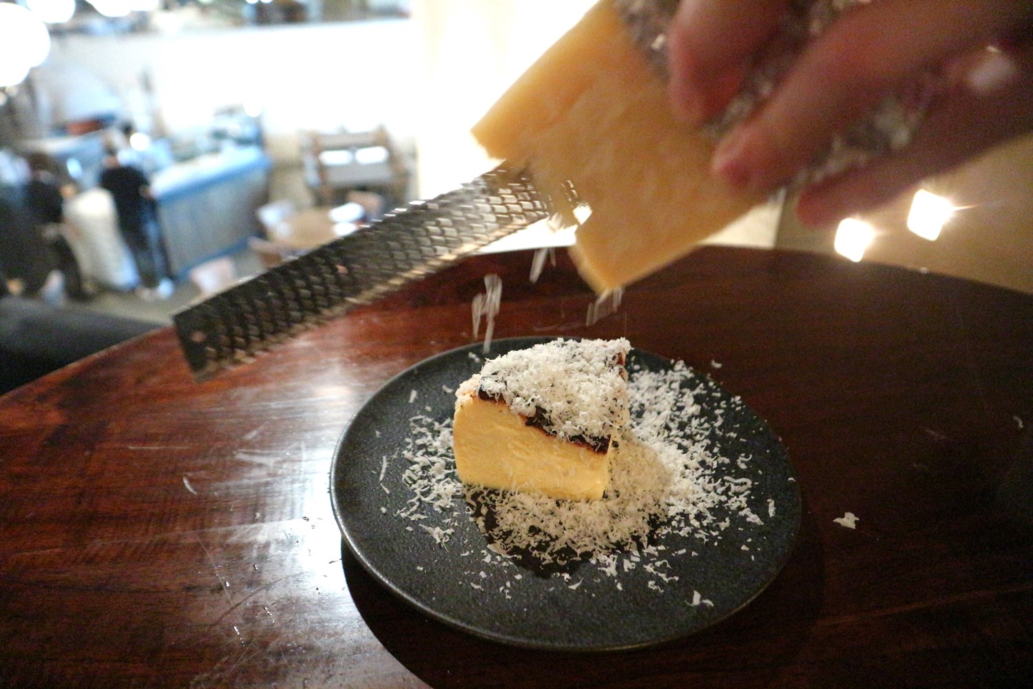 フロマージュの仕上げは、雪のように削ったチーズをたっぷりと！