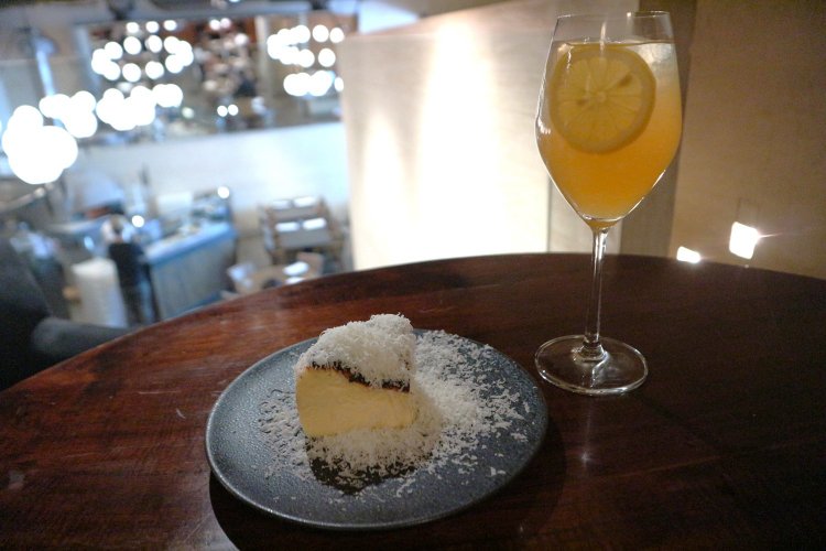 平日の14～17時限定で提供するドルチェセット1000円（写真左・半熟フロマージュ、写真右・レモンとティーベリーのサングリア）。