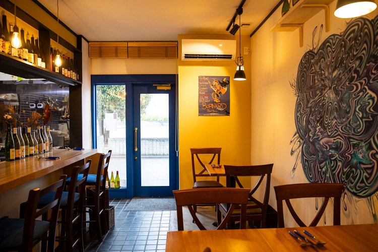 店はカウンター6席とテーブル2つ。表の公園越しに走る電車の姿がよく見える。