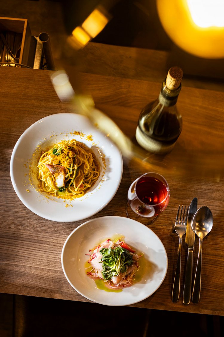 北寄貝とわけぎのタリオリーニ カラスミ添え2400円、ブリのカルパッチョ 赤カブのマリネ添え1700円、LAGREINのロゼ900円。料理は1人用にも提供可。