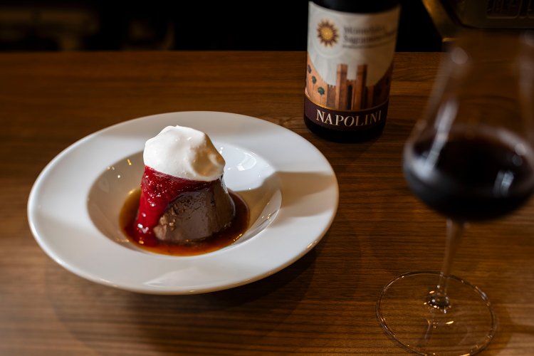 常時2種類あるデザート。濃厚な味わいのショコラプリン ラズベリー風味700円は、サグランティーノ種の甘口ワインとぜひ。