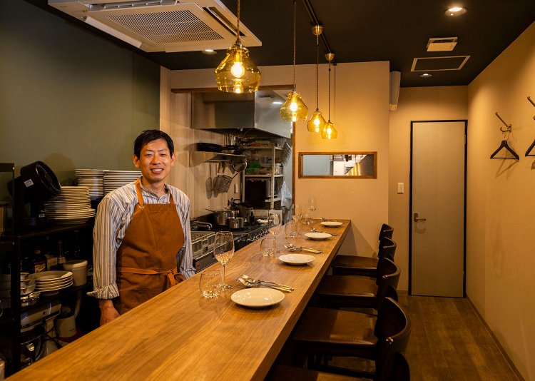 5席のカウンターと寺元さん。窓際には4人席もあり。