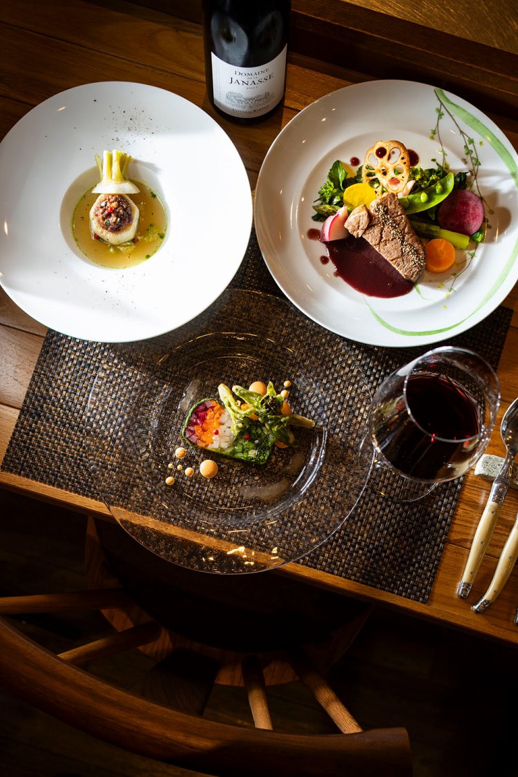 4月の6800円のコースより、畑の恵みお野菜のテリーヌ、カブのファルシ洞爺湖から届いた鹿肉、常陸牛A4ヒレ肉のグリル。ローヌワイン900円。