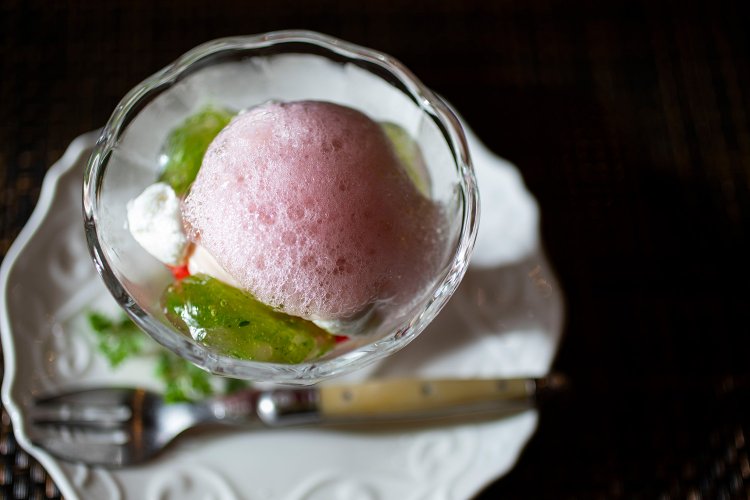  4月のコースに付くデザートは桜のババロア バジル風味のわらび餅添え。マスカルポーネのクリームととちおとめもチラリ。