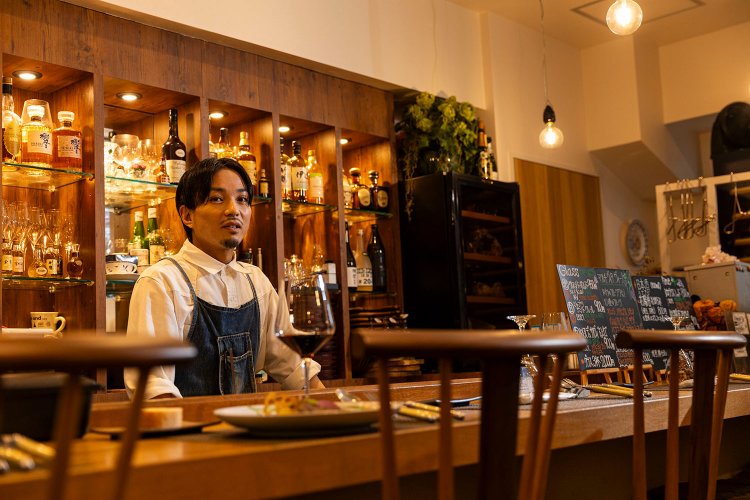 カウンター5席と3テーブルの店を切り盛りする齋川さん。