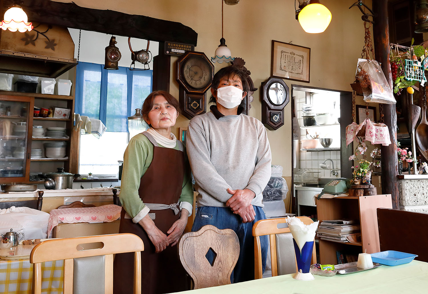 鈴木順子さんと、日曜に厨房の立つ息子の一義さん。