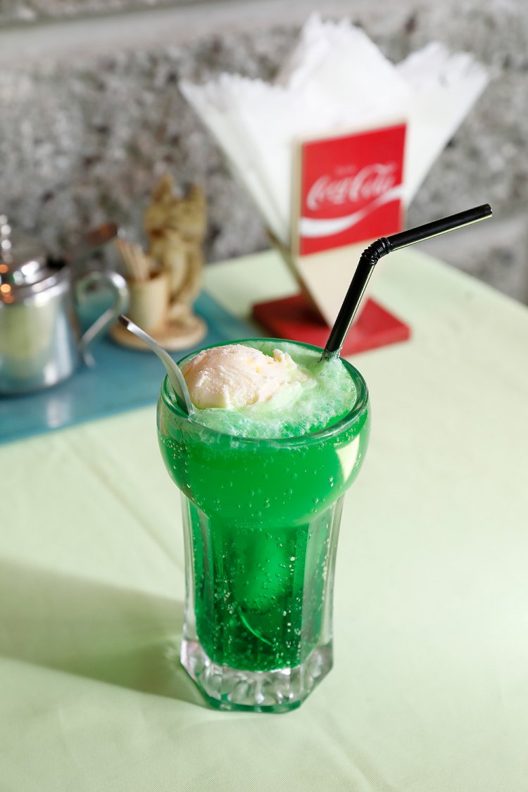 クリームソーダ400円。創業以来使い続けるレトロなグラスもかわいい。