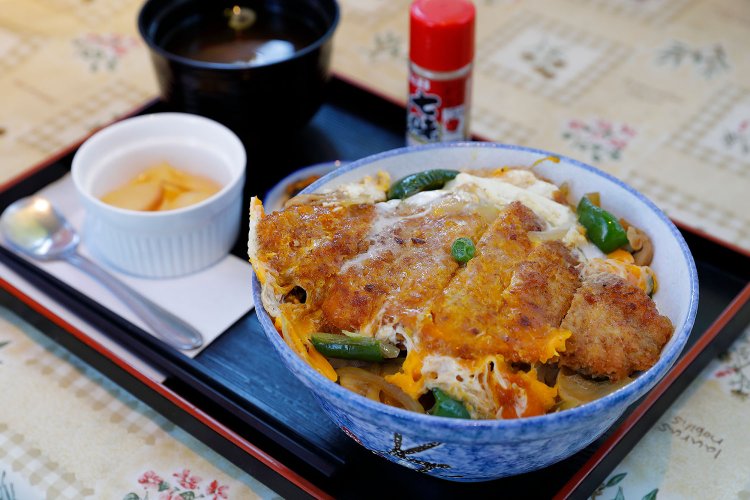 かつ丼680円は味噌汁付き。ピーマンのほろ苦さがアクセントだ。