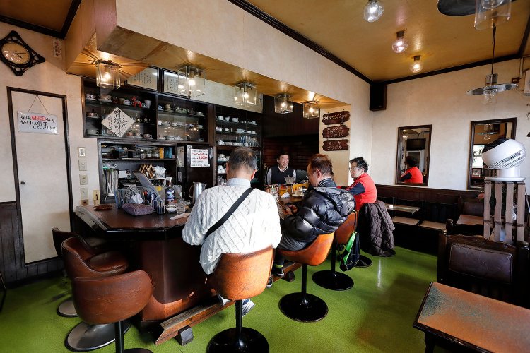 1977年の創業以来、カウンター席はマスターと話せる特等席だ。毎日、顔を出す常連客も多い。