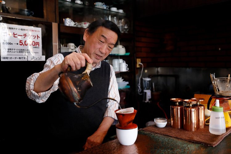 特注ブレンドをハンドドリップ。