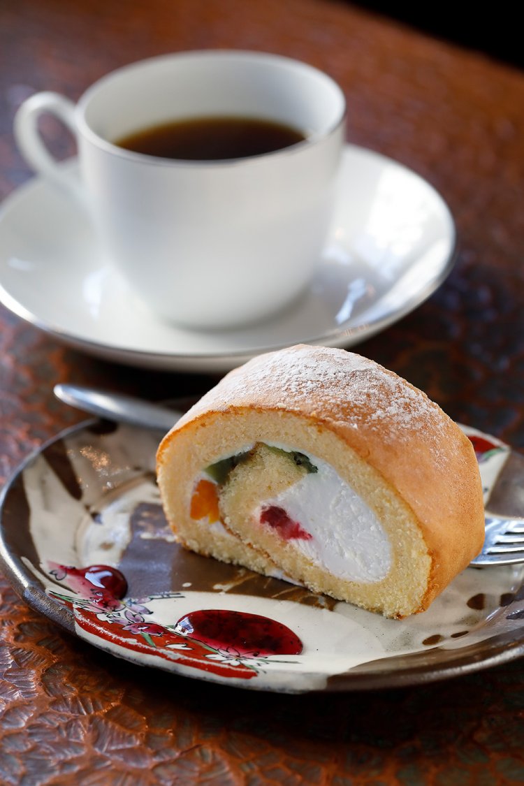 ケーキセット980円。写真はロールケーキで、ラインナップは日々変わる。