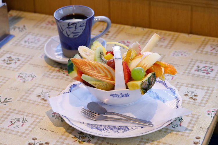 プリンアラモード630円。フルーツの下にプリンとアイスが隠れる。