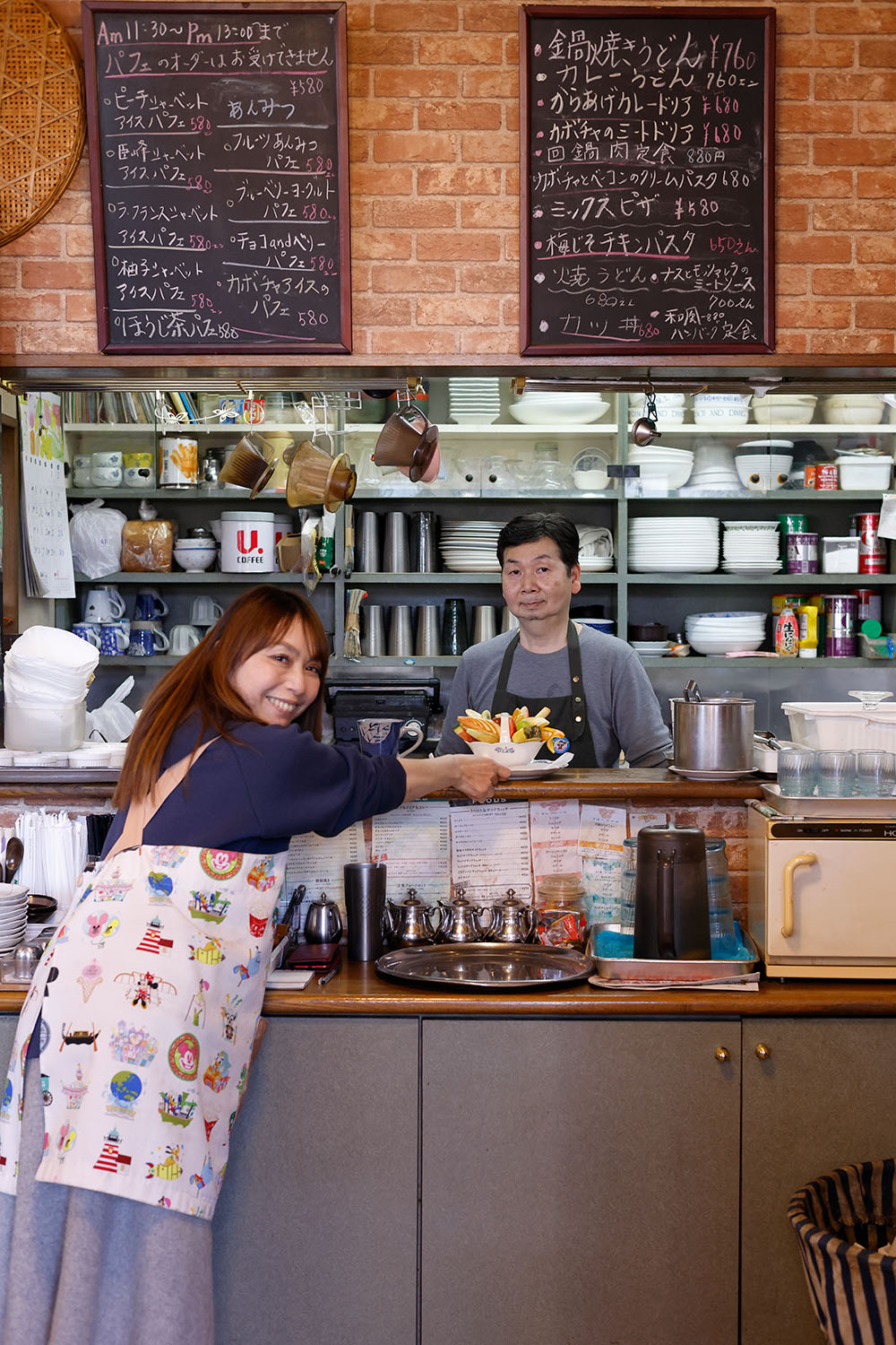 16歳でバイトを始めて以来、喫茶道を歩むマスターいわく「食事目当てが多いです」。熟練スタッフの加藤正美さんと。