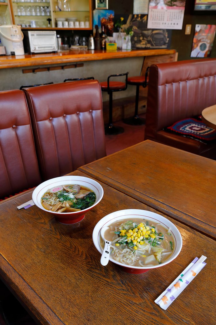 手前からみそラーメン700円、ラーメン560円。