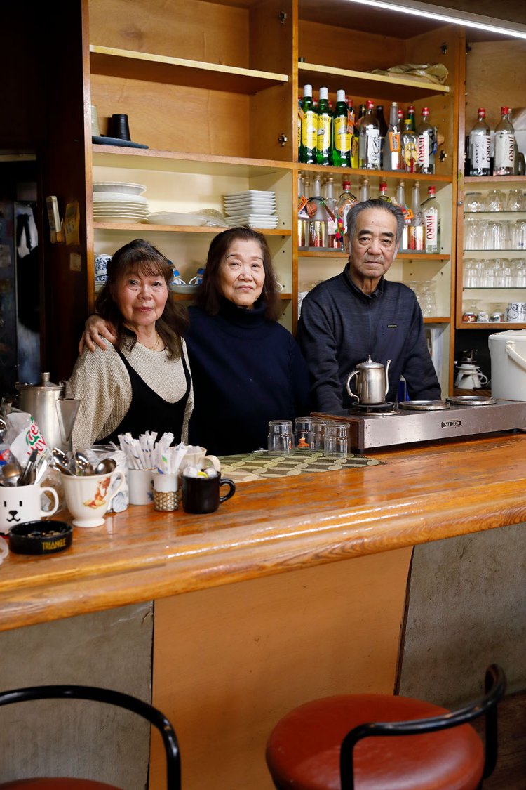 右から関口さん夫妻とスタッフの太田和枝さん。「14時からカラオケもできます」。