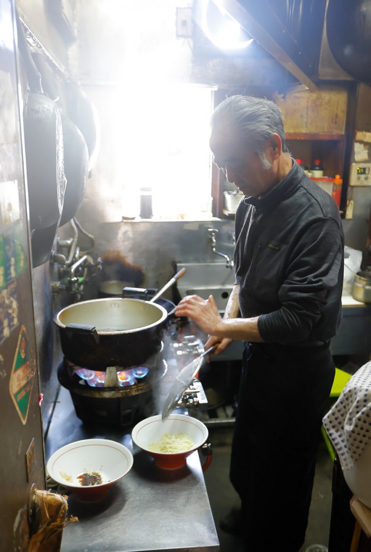 慣れた手つきで鍋を操るマスター。