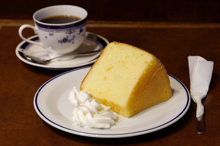 特製シフォンケーキは600円、ソフト珈琲500円。セットで200円引き。