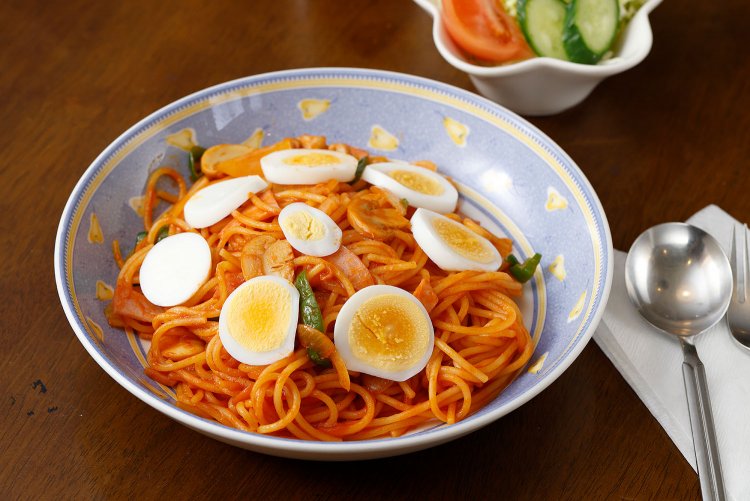 ナポリタン950円はミニサラダ付き。散らしゆで卵がアクセント。