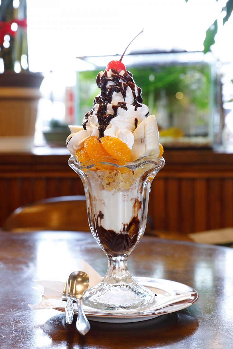 甘くとろけるチョコレートパフェ750円は、バニラアイスが満載だ。