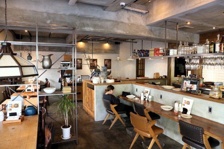 奥行きのある店内は、コンクリート調のなかにも木の温もりを感じる。