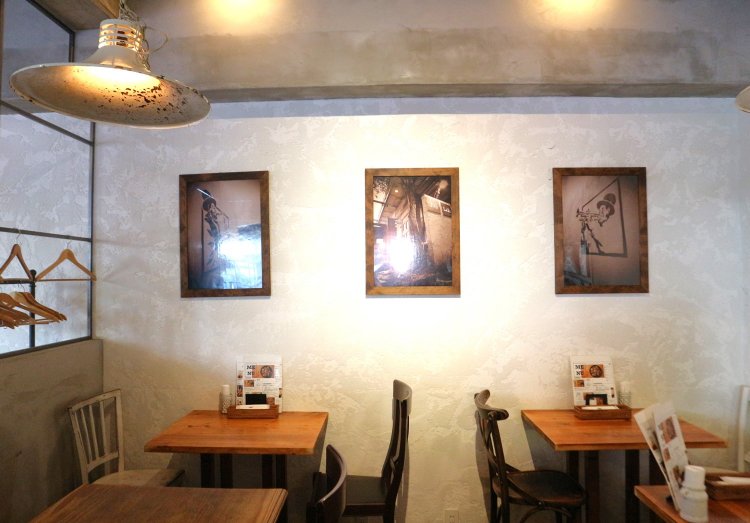 若いスタッフが多く、“自分たちが楽しみながらお客様に笑顔になってもらう”ことをモットーにした、はつらつとした接客にも元気をもらえる。